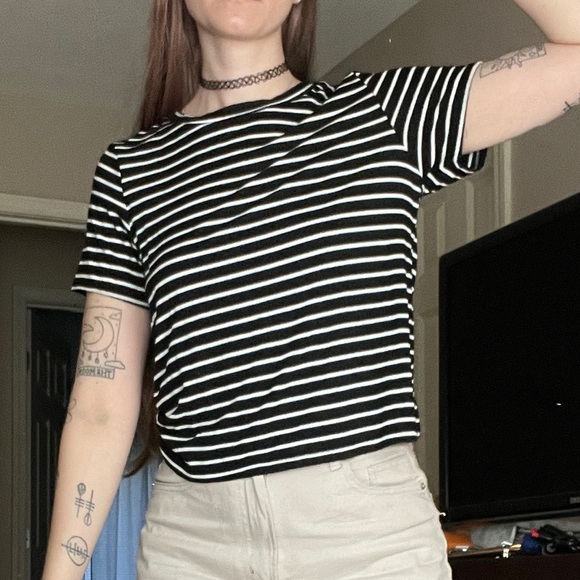 🎹 Soft Striped Tee - Picture 2 of 6